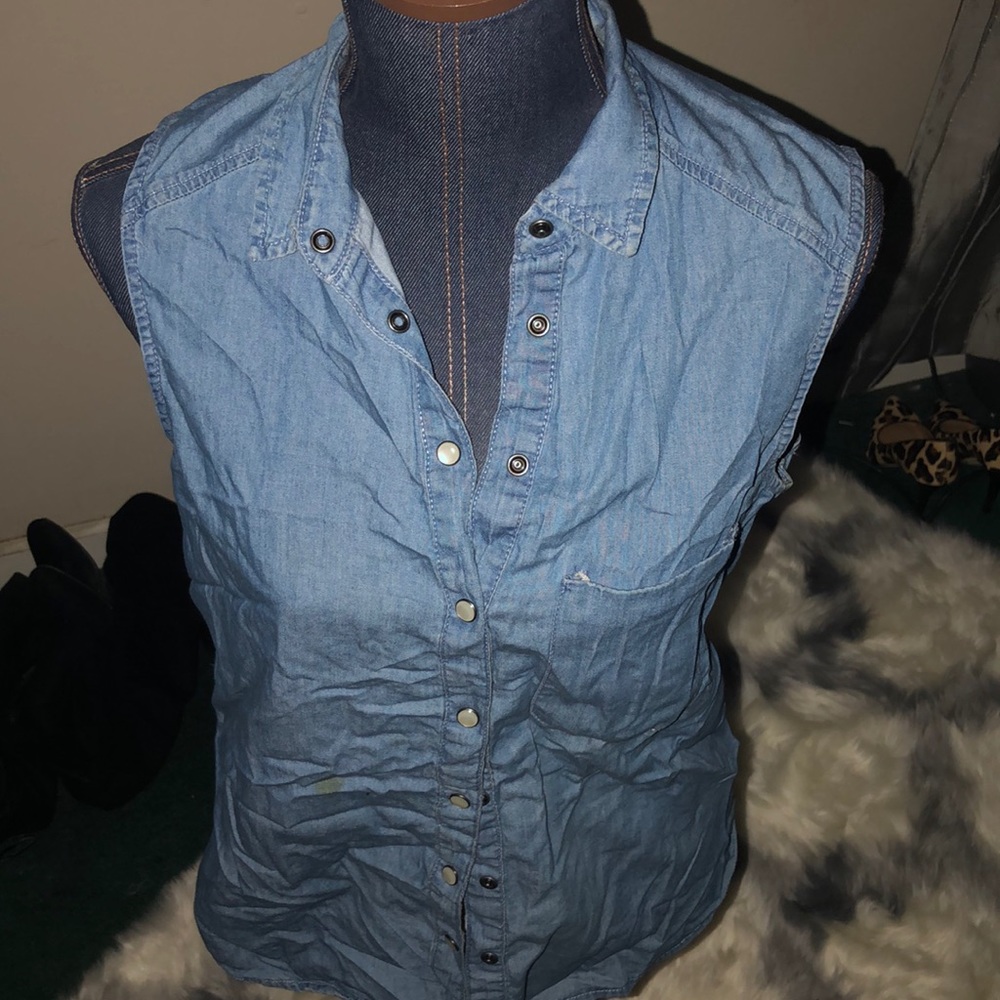 Sleeveless denim shirt